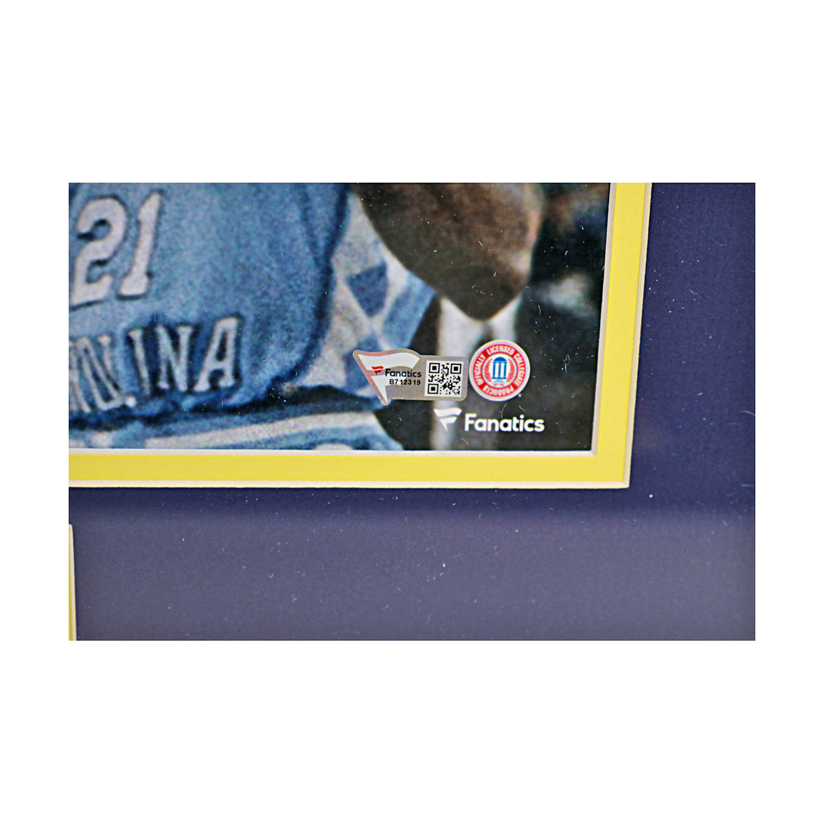 Chris Webber Signed Michigan Wolverines 16x20 Dunking Framed Photo (Fanatics) - Sticker View